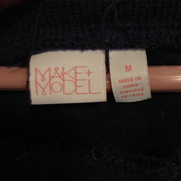 Navy blue sweater size medium - Picture 2 of 3